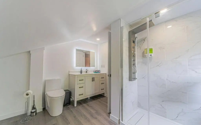 Cheerful 3 Bedroom House (4 Min Drive to Casino)