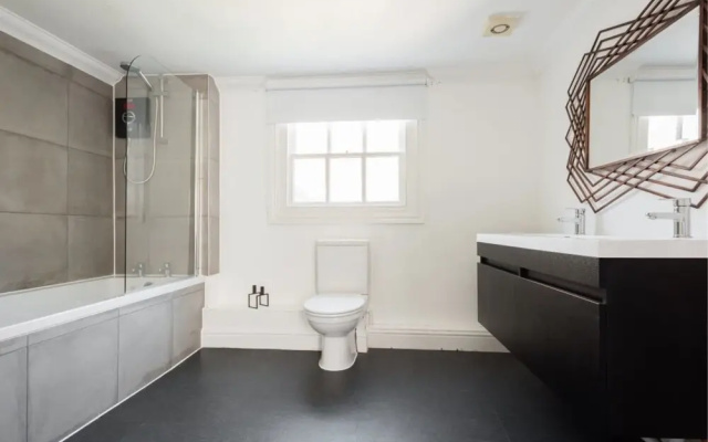 The Historic Gem - Sleek & Central 3BDR Maisonette