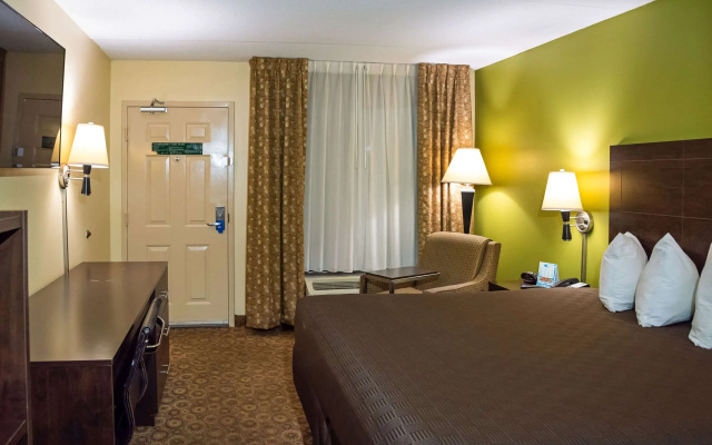 Rodeway Inn & Suites Clarksville near Governors Square Mall