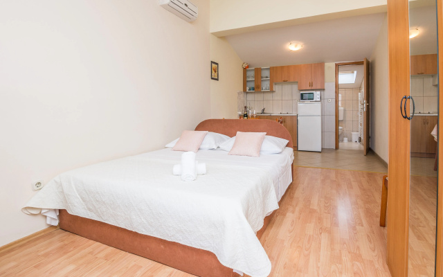 Beachfront Apartment Mira 3