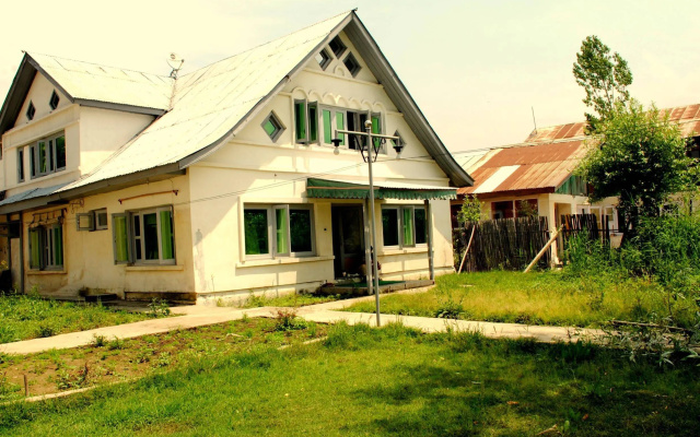 Houseboat Golden Ship