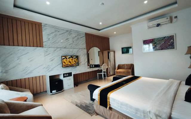Chevilly Resort and Camp