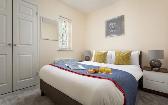 Elliot Oliver - 2 Bedroom Modern Apartment