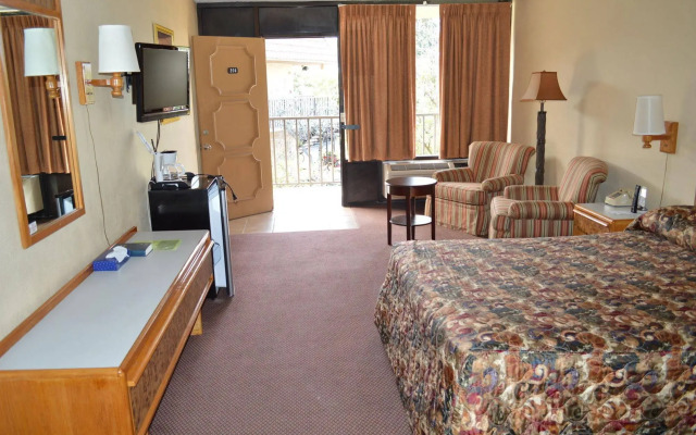 Tarpon Shores Inn