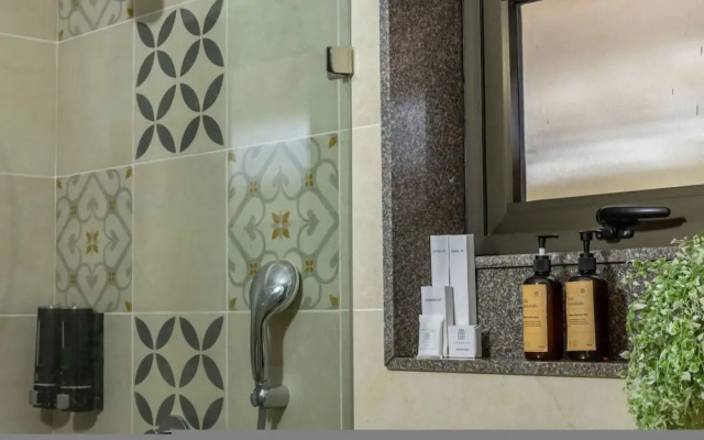 Luxe 1bhk w Pool Sauna 1km to the Beach
