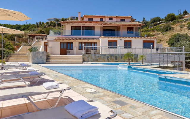 Charming Retro Studio With Shared Pool and View RU