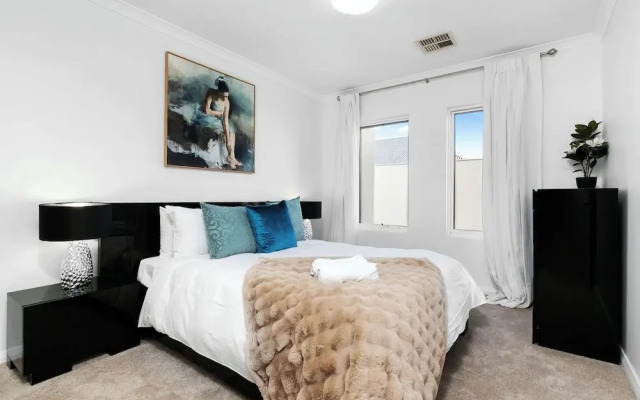 Walk to Beach Coastal Home in Coogee