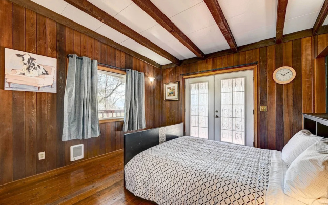 Pet-friendly Grants Pass Home w/ Hot Tub!