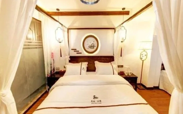 Fenghuang Qingwu river view homestay