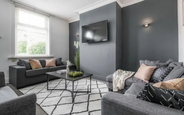 Beautiful 4BD Family Home Burley Leeds