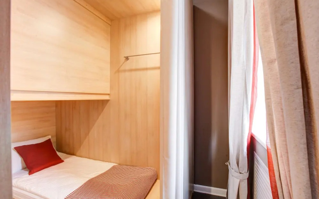 Dad&Cat Capsule Hotel