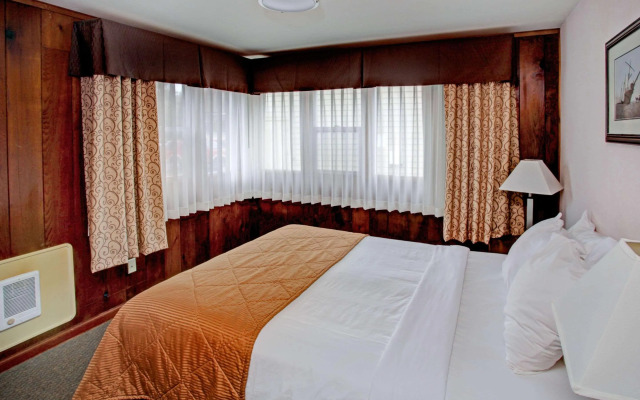 Clarion Inn Surfrider Resort
