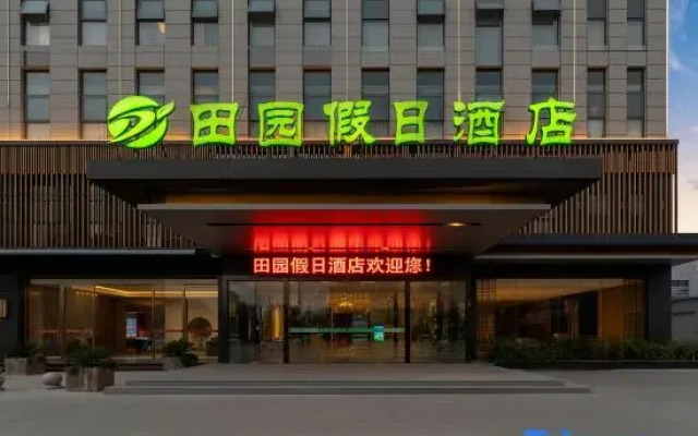 Ldyllic Holiday Inn Hotel