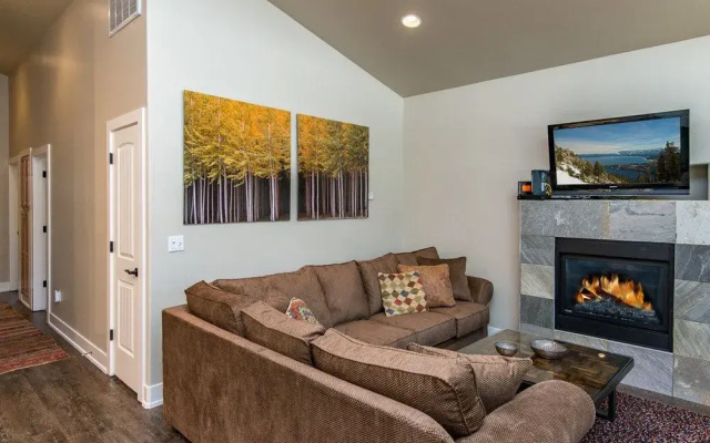 Brand New South Lake Tahoe Cabin by RedAwning