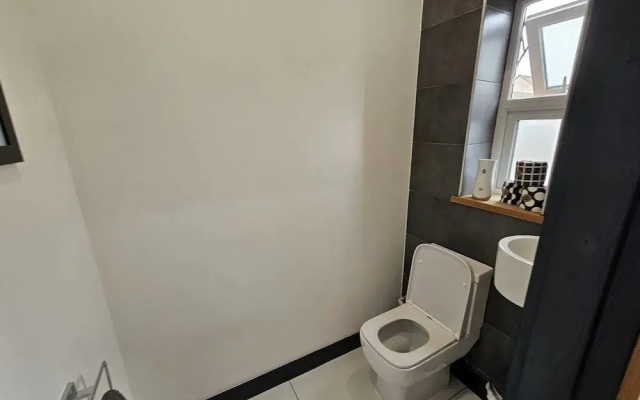 Modern, Large 4-bed Property Sleeps 10 in Abergele