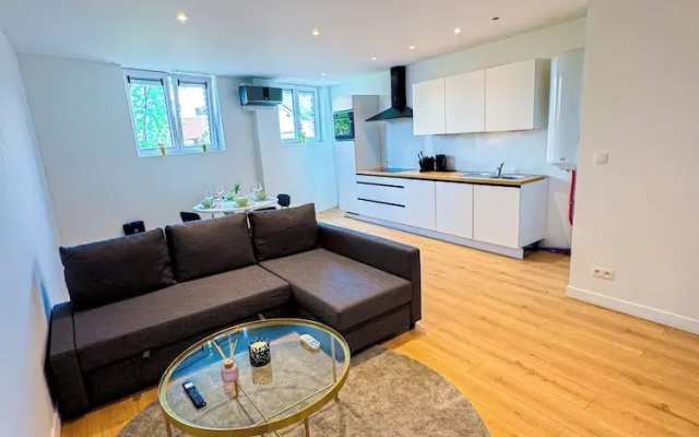 Cozy 1BR With Living Room Near City