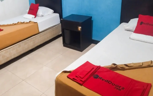 RedDoorz near Living Plaza Palembang