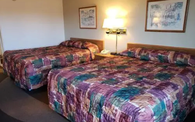 The Center Lodge and Jacuzzi Suites
