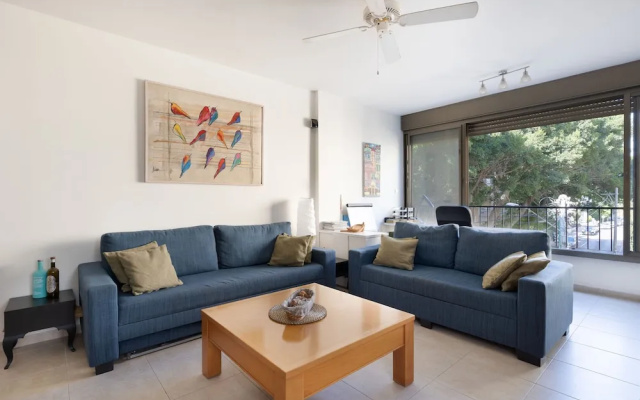 Bright Pearl For Exploring Tel-Aviv