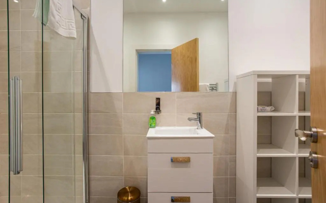 Modern Luxury Apartment, Sleeps 6, Best Location