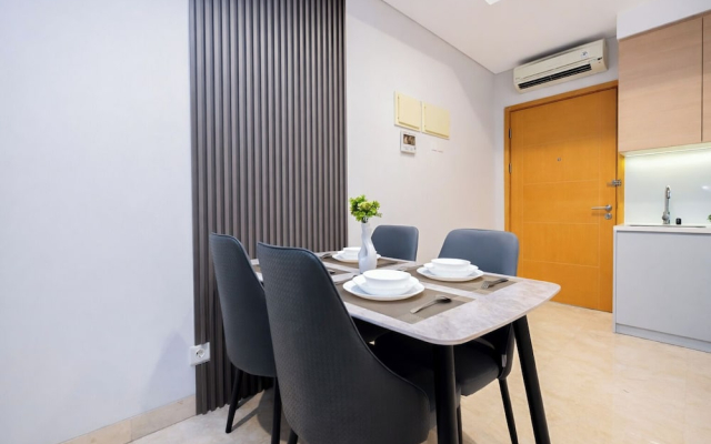 White Tone 2Br With City View At Capitol Suites Apartment