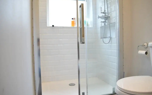 1 Bedroom Garden Flat in Zone 2