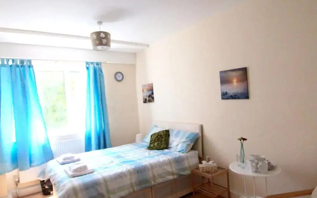 4 Bedroom Apartment in Kilburn With Private Balcony