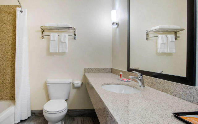 Econo Lodge Inn & Suites Springfield Main Street