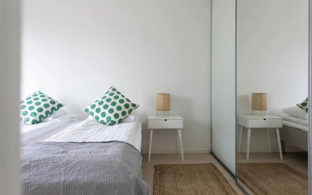 2ndhomes Modern 1BR Apartment w Balcony