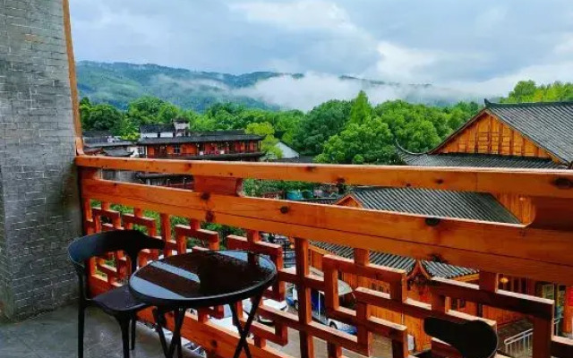 Menghui Furong Design Guesthouse (Furong Town Waterfall)