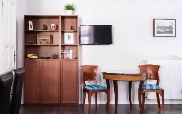 Andrassy Garden Apt in Center