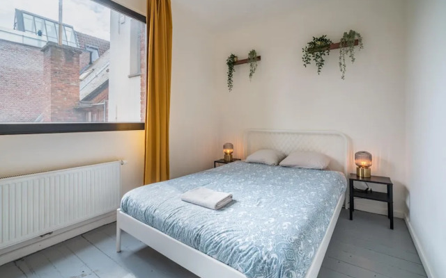 Riverfront Apartment for 9-guests