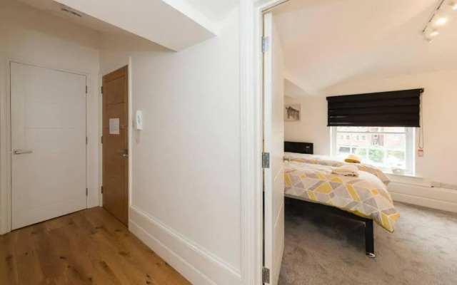 Spacious 1-BDR in central Reading w/ free parking