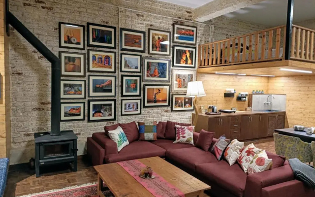 SaffronStays Ekam Walnut Suite, Chail