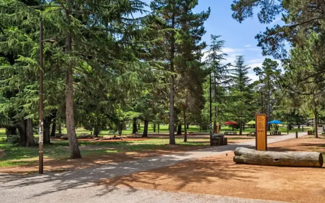 Chic 1-bed Apartment Near Canberra's Bustling CBD