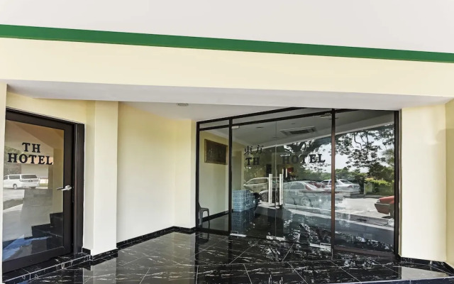 OYO 90445 Th Hotel