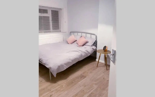 Stylish 3 Bed House + Free Parking + Great Location
