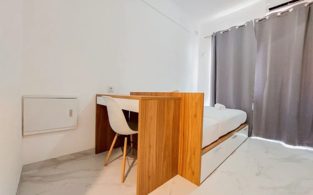 Homey And Warm Studio Room At Sky House Bsd Apartment