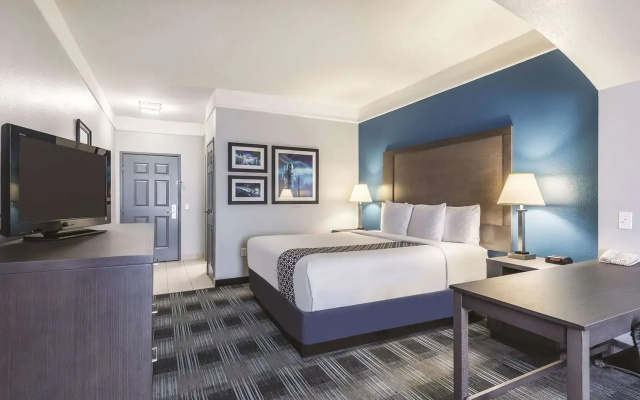 Platinum Inn & Suites Webster