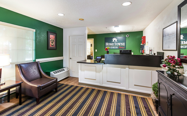 HomeTowne Studios by Red Roof Atlanta - Lawrenceville