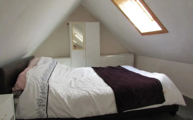 Spacious 3 Bedroom House With Outdoor Patio Area for Outdoor Dining and Wifi