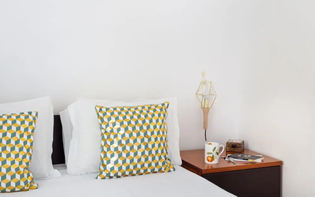 JOIVY Splendid 2BR Apt w/ parking&balcony, 10mins to Praça do Comércio