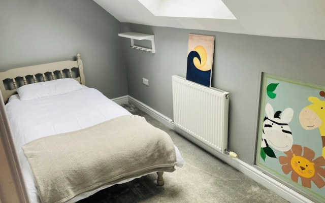 Beautiful 4-bed House With Countryside Views