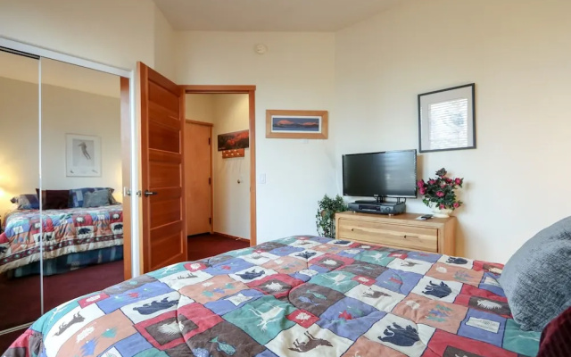 Snowcreek V 999 Mammoth Mountain Views, Private Washer Dryer, Pet-Friendly by RedAwning