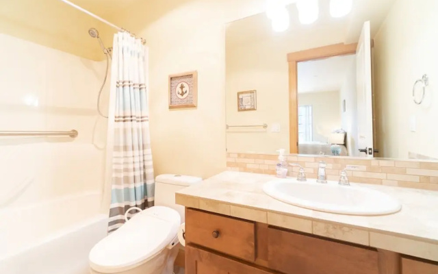 The White Turtle - 2 Br Townhouse