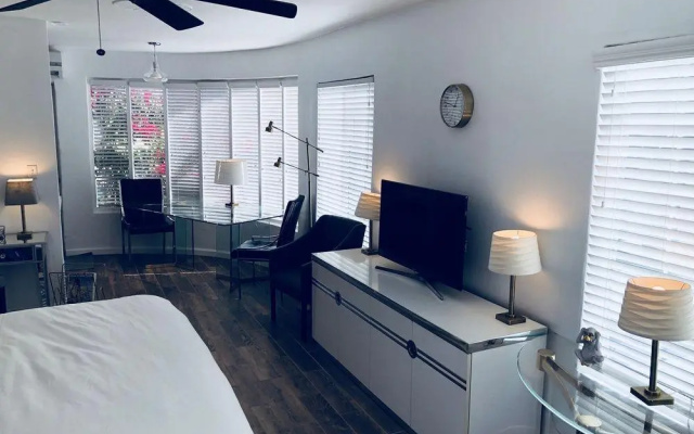 Posh Palm Springs Inn