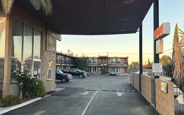 Royal Motel Tracy Llc