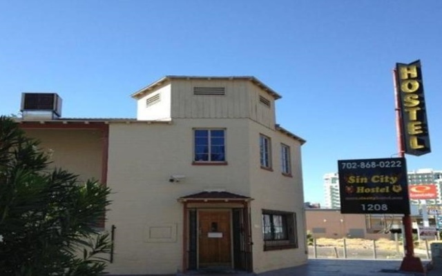 Отель Sin City Hostel Las Vegas США, Лас-Вегас - отзывы, цены и фото номеров - забронировать отель Sin City Hostel Las Vegas онлайн вид на фасад