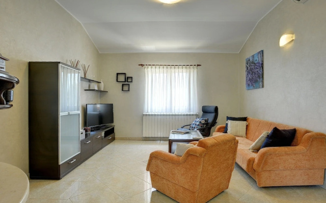 Villa in Peroj With Private Pool & Near Beach
