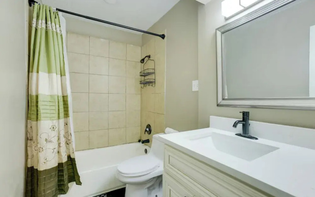 Near Airport & Interstate: Houston Area Townhome